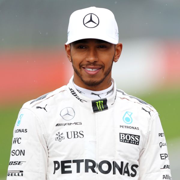 Lewis Hamilton, pilote Mercedes AMG de Formule 1, photographié en combinaison de course avant un grand prix.