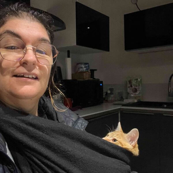 Portrait de Rachel Perruchet, spécialiste en communication animale, tenant un chat dans ses bras