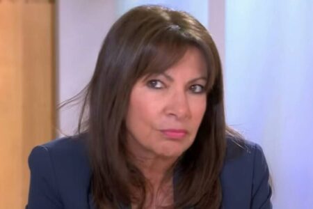 Portrait d’Anne Hidalgo, maire de Paris, regard sérieux, extraite d’une interview télévisée. L’image illustre la polémique sur ses frais de représentation et ses dépenses en vêtements de luxe.
