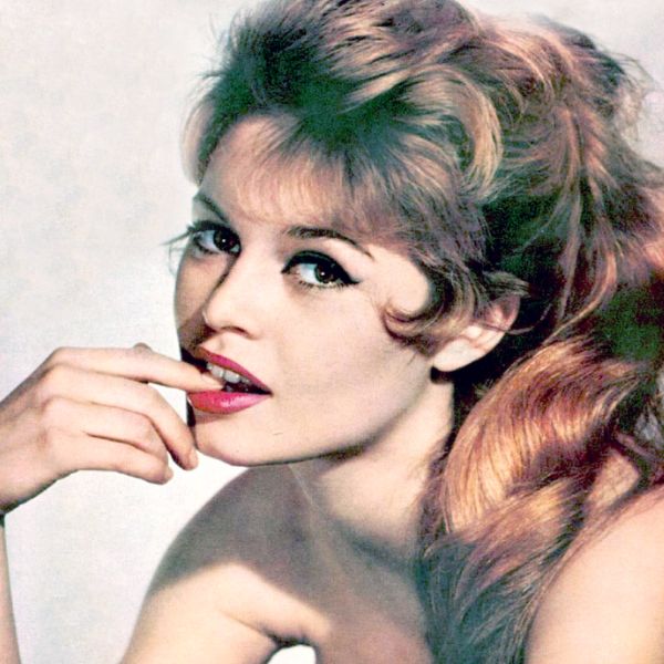 Portrait de Brigitte Bardot dans sa jeunesse, symbole de beauté et de liberté, devenue icône du combat animal.