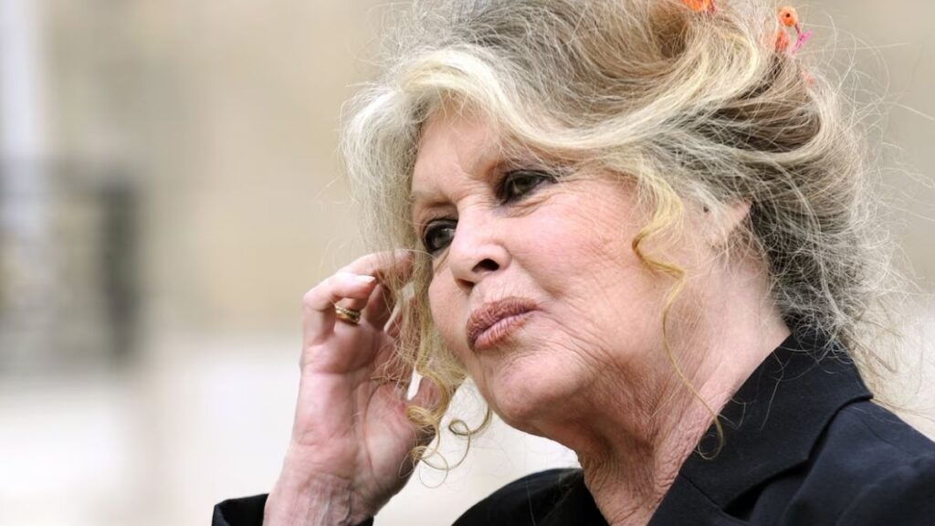 Brigitte Bardot, affaiblie mais digne, lors d’une apparition publique à Genève. L’icône du cinéma français et défenseuse de la cause animale traverse une période de fragilité après trois semaines d’hospitalisation à Toulon.