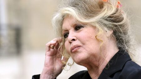 Brigitte Bardot, affaiblie mais digne, lors d’une apparition publique à Genève. L’icône du cinéma français et défenseuse de la cause animale traverse une période de fragilité après trois semaines d’hospitalisation à Toulon.