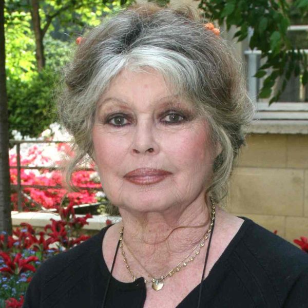 Brigitte Bardot, sereine et déterminée, dans les jardins de sa maison à Saint-Tropez. L’ancienne actrice devenue symbole de la cause animale traverse une période de fragilité après son hospitalisation à Toulon, mais reste fidèle à ses convictions et à son engagement envers les animaux.