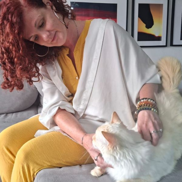 Cécilia Nil, de guide conférencière à copywriter animalier : quand les mots deviennent un acte de respect envers le vivant 1 Cécilia Nil, copywriter animalier, partage un moment de tendresse avec un chat. Une scène lumineuse qui reflète sa douceur, sa bienveillance et son lien authentique avec les animaux.