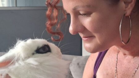 Cécilia Nil, copywriter animalier, échange un regard complice avec un lapin. Une image qui illustre son lien sincère avec les animaux et son parcours du guidage à l’écriture bienveillante.