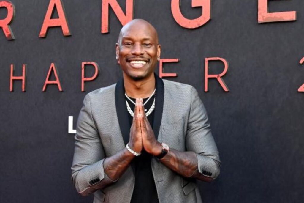 Portrait de l’acteur américain Tyrese Gibson souriant lors d’un événement, utilisé dans un article relatant l’émission d’un mandat d’arrêt contre lui après la mort du chien de son voisin.