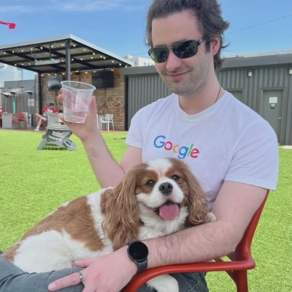 Henry, le Cavalier King Charles de 5 ans, assis sur les genoux de son maître, victime d’une attaque de chiens attribuée à Tyrese Gibson à Atlanta.