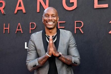 Portrait de l’acteur américain Tyrese Gibson souriant lors d’un événement, utilisé dans un article relatant l’émission d’un mandat d’arrêt contre lui après la mort du chien de son voisin.