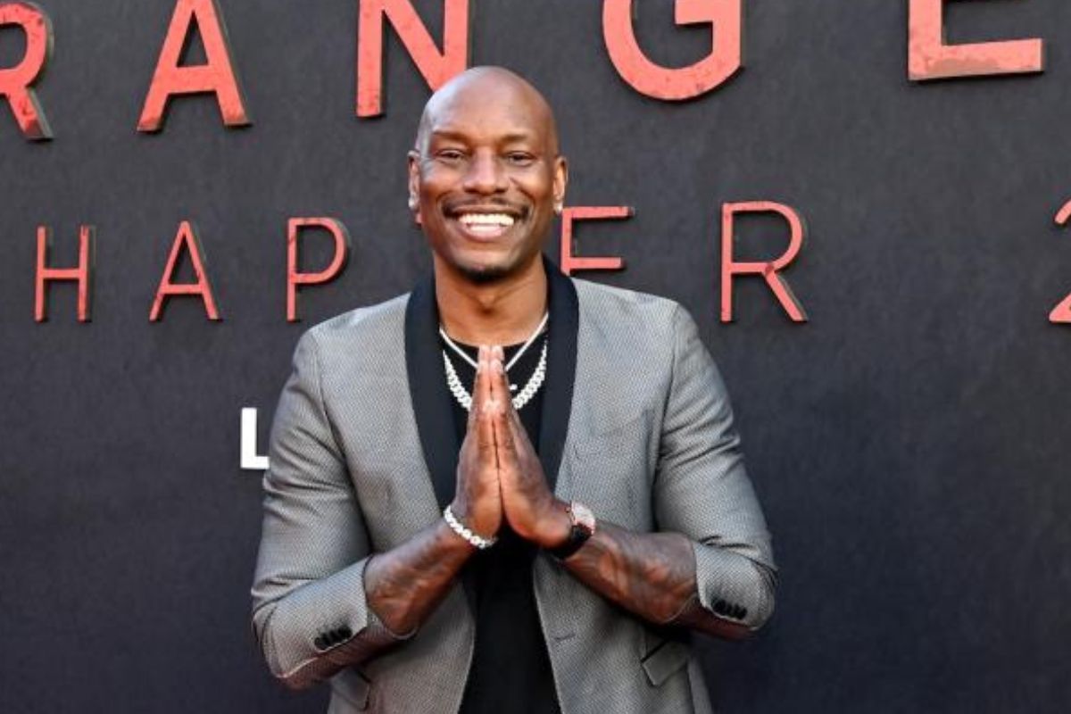 Portrait de l’acteur américain Tyrese Gibson souriant lors d’un événement, utilisé dans un article relatant l’émission d’un mandat d’arrêt contre lui après la mort du chien de son voisin.