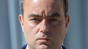 Portrait de Sébastien Lecornu, reconduit au poste de Premier ministre français en octobre 2025.