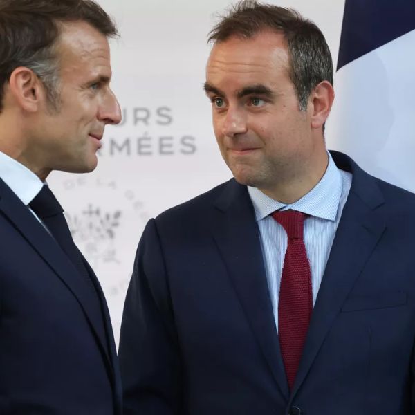 Deux membres du gouvernement français échangent lors d’un événement officiel, illustrant la continuité politique et le besoin de stabilité évoqués par Planipets Média.