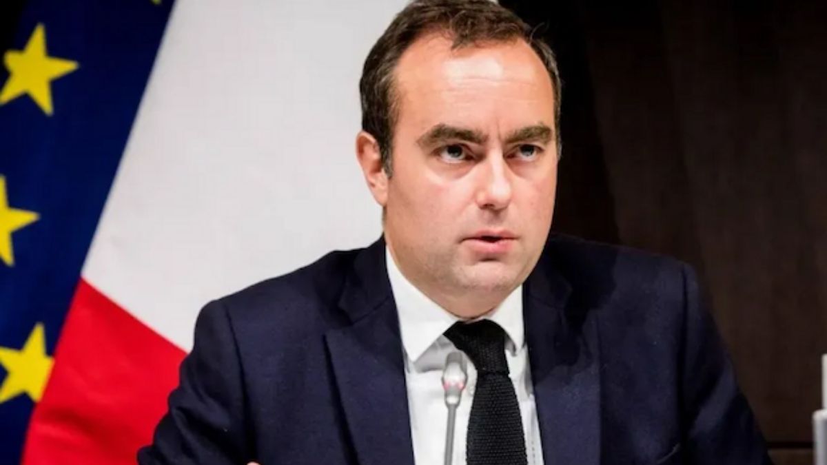 Texte alternatif : « Un représentant du gouvernement français lors d’une conférence de presse, illustrant la reconduction du même leadership politique évoquée dans l’article de Planipets Média. »