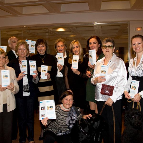 Bénévoles et membres du CICAM à Monaco lors d’une remise officielle de chiens guides d’aveugles, célébrant la solidarité envers les enfants non-voyants.