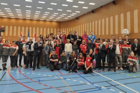Remise officielle de chiens guides à Monaco par le Club International des Amis des Chiens Guides d’Aveugles, entourés de bénévoles, familles et enfants non-voyants.