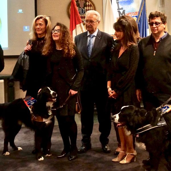 Remise officielle du CICAM à Monaco avec des chiens guides, bénévoles et représentants réunis pour soutenir les enfants non-voyants.