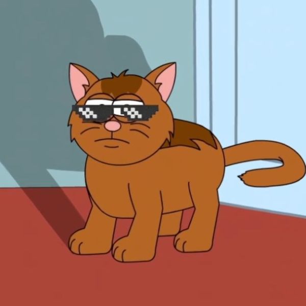 Chat de dessin animé debout dans une pièce, l’air contrarié et les sourcils froncés.