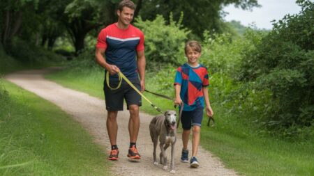 Illustration d’un enfant et d’un adulte courant avec un chien sur un chemin naturel, dans une scène de cani-trail.